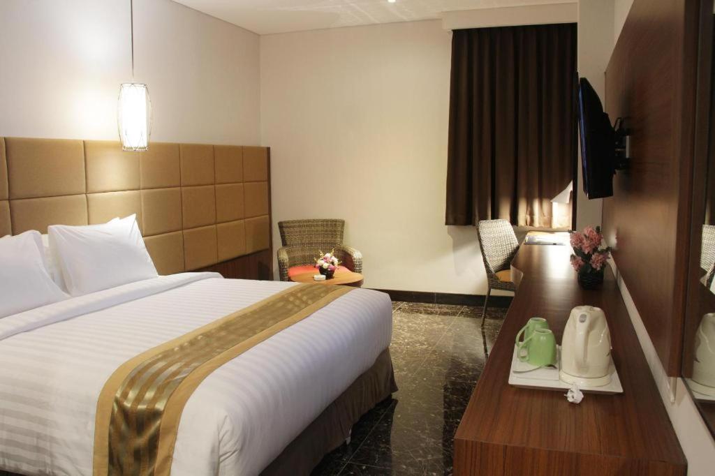 Atrium Premiere Cilacap Buitenkant foto