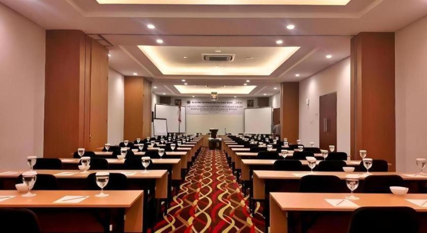 Atrium Premiere Cilacap Buitenkant foto